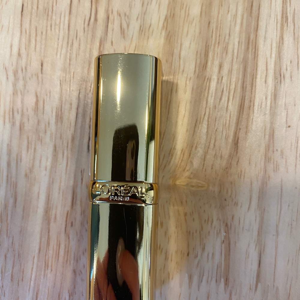 3/$10 L’Oréal Color Riche in Successful Red - Picture 3 of 6